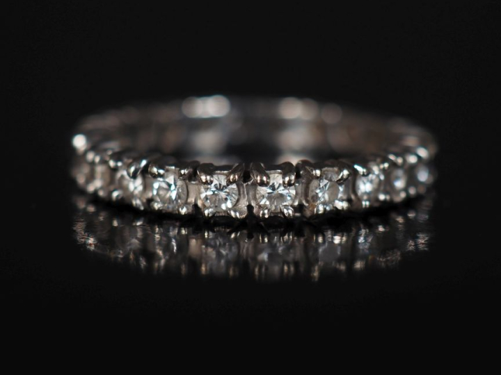 Alliance américaine en or blanc 750, sertie de petits diamants.  TDD. 