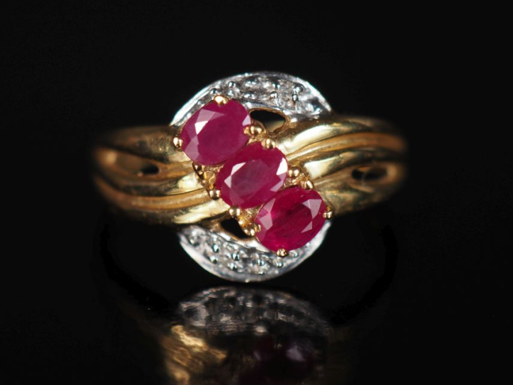 Bague de forme stylisée et ajourée en or jaune 750, sertie de trois pe