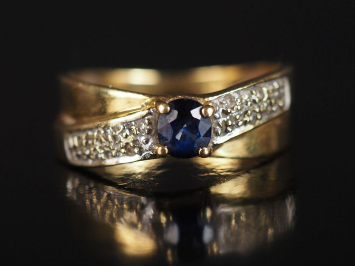 Bague double joncs en or jaune 750, sertie en son centre d'un saphir (