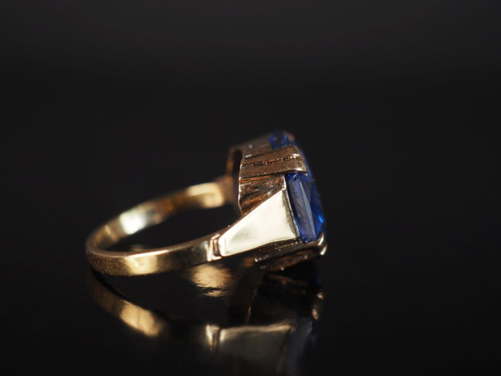 Bague en or jaune 585 sertie en son centre d'une pierre bleue.  TDD. 5