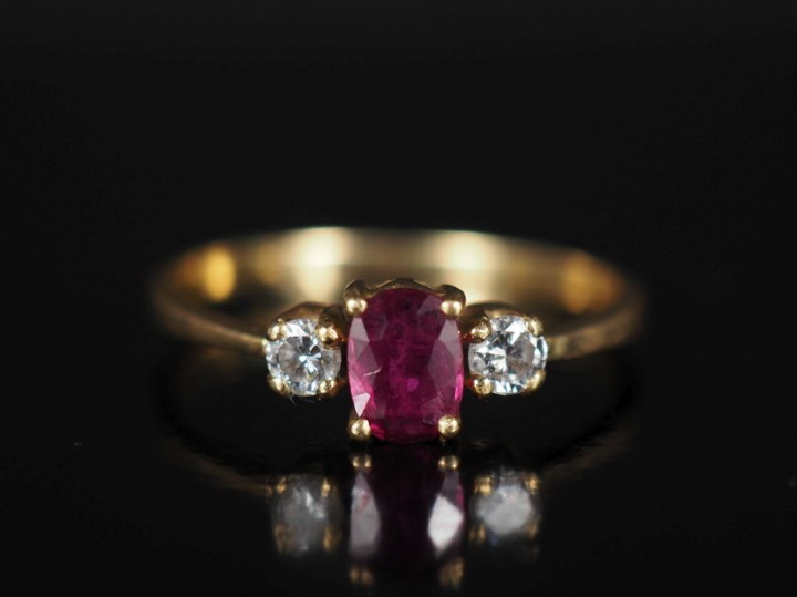 Bague pont en or jaune 750, sertie en son centre d'une pierre rose épa