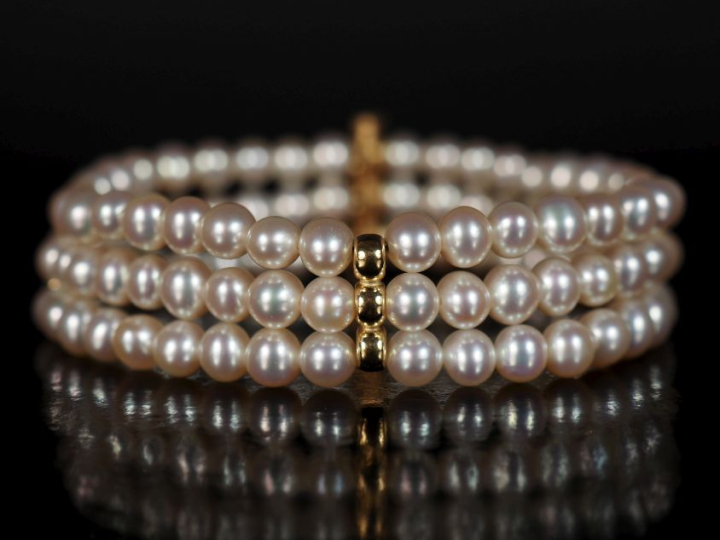 Bracelet souple triple rangs de perles agrémenté de trois maillons en 