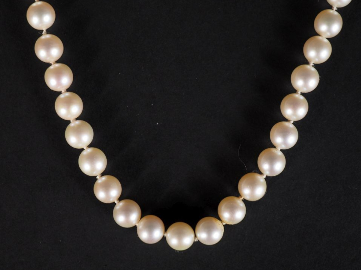 Sautoir de perles blanches.  Long. 118 cm environ Poids. 102 g