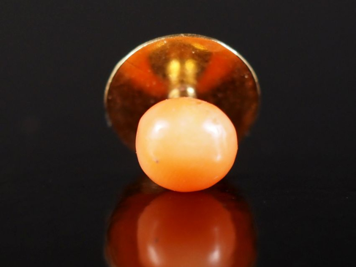 Bouton de col en or jaune 750, serti de corail en cabochon.  Poids tel
