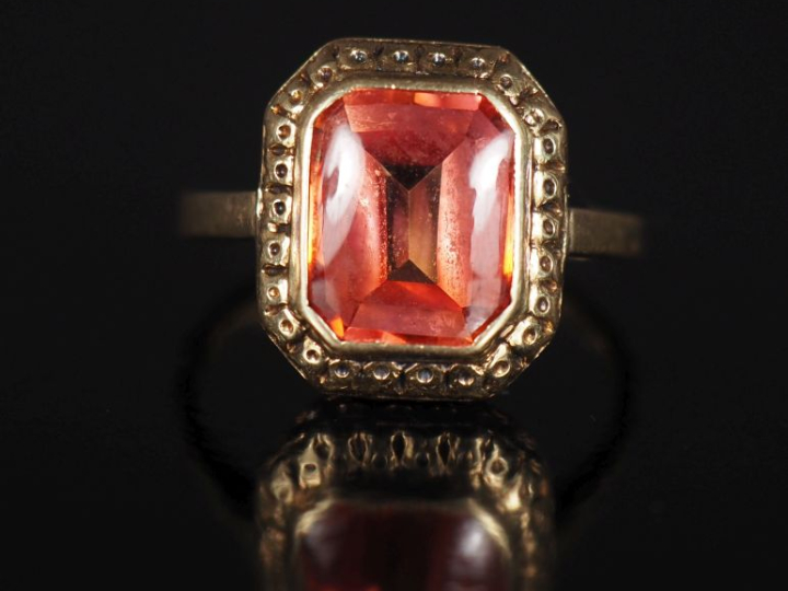 Bague en or jaune 585, sertie d'une pierre orangé à pans coupés.  Joli