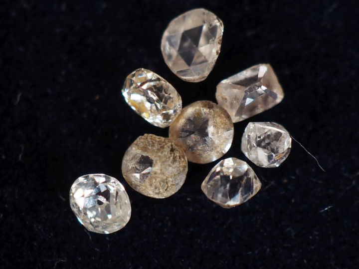 Ensemble comprenant six diamants sur papier pesant environ 0,09 ct (x2