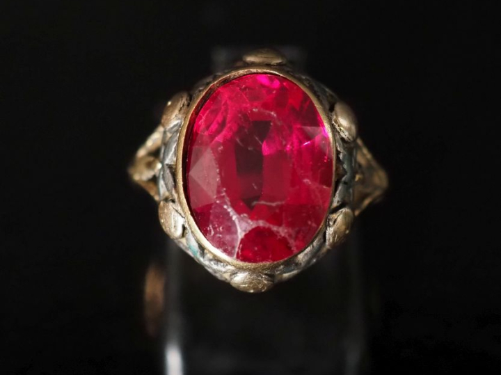 Bague en or jaune 585 et argent, sertie en son centre d'une pierre ros