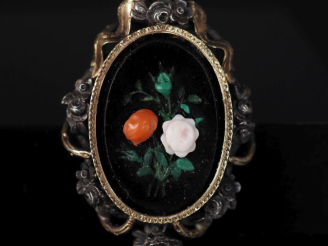 Vente aux enchères Broche en argent, sertie en son centre de pierres dures polychromes fo