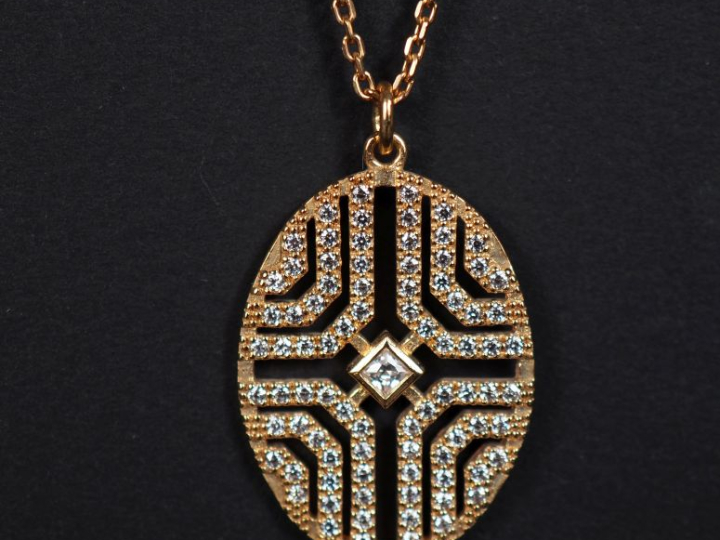 Joli collier en plaqué or, maille forçat, agrémenté en son centre d'un