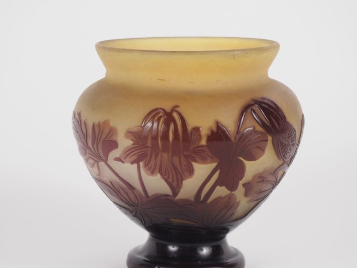 GALLE.  Petit vase ovoide en verrre gravé en camée et à l'acide de cro