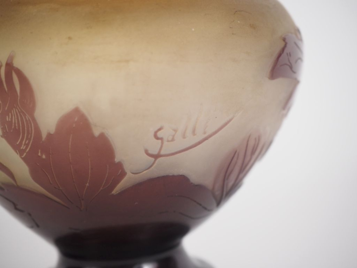 GALLE.  Petit vase ovoide en verrre gravé en camée et à l'acide de cro