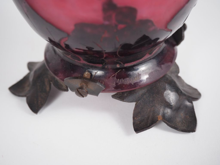 LE VERRE FRANCAIS. Veilleuse "dahlia" en verre poudré rose doublé de v