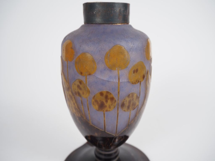 LE VERRE FRANCAIS. Pied de lampe "cerise". Signé (fel) H. 19 cm