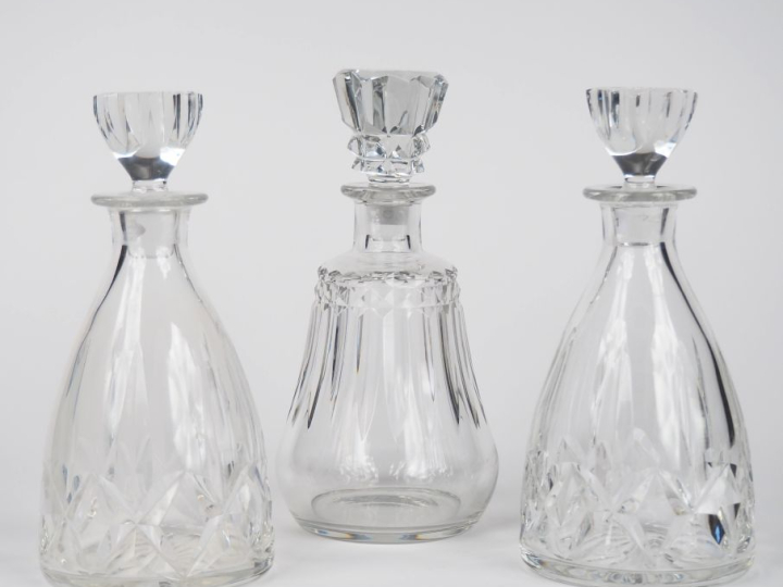 SAINT-LOUIS.  Paire de flacons en cristal taillé à décor de croisillon