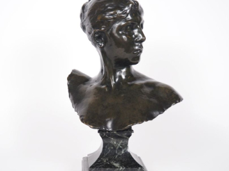 Vente aux enchères FALGUIERES.  "Diane chasseresse" Sculpture en bronze, à patine brune s
