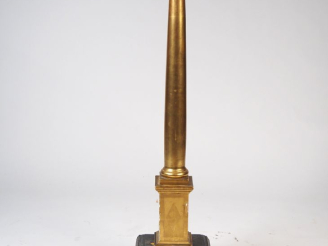 Vente aux enchères Colonne en bois doré, montée en lampe.  H. avec le socle : 109 cm  (pe