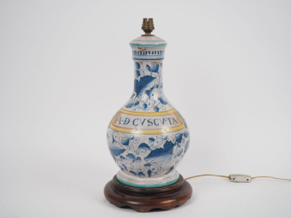 Vente aux enchères Vase en faïence italienne monté en lampe. H. 36 cm