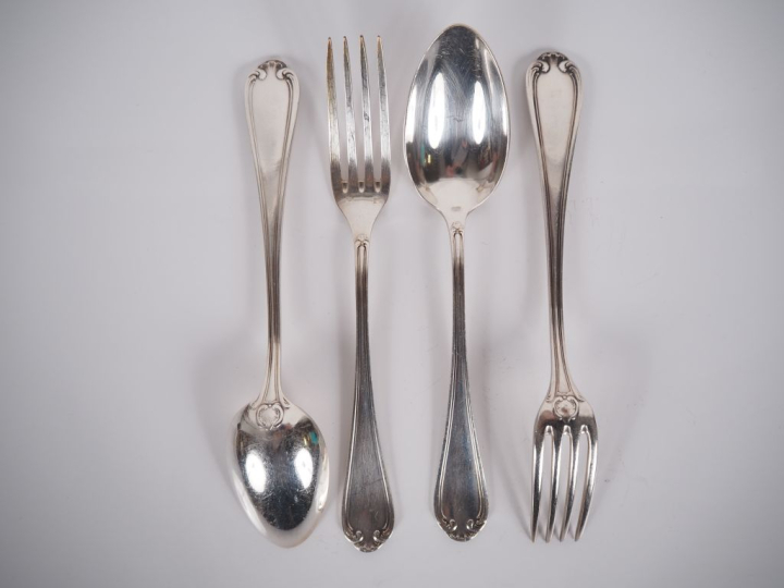 FELIX FRERES.  12 couverts à dessert en métal argenté, modèle feuillag