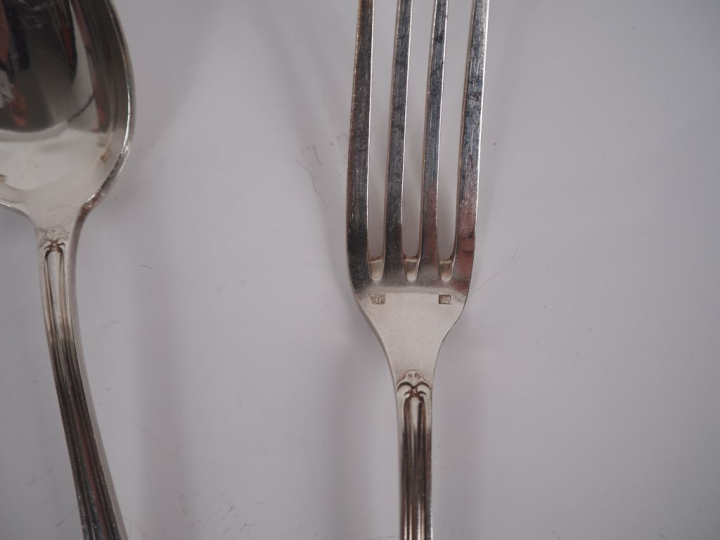 FELIX FRERES.  12 couverts à dessert en métal argenté, modèle feuillag