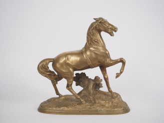Vente aux enchères Sculpture XIXème en bronze.  "Etalon" Dim. 34 x 32 cm Porte la dédicac