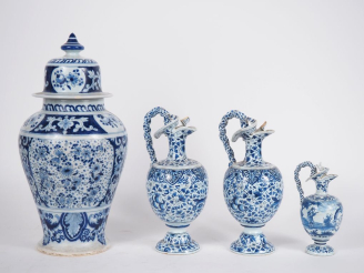 Vente aux enchères 3 aiguières dont une paire et un vase ovoide en faïence de Delft, déco