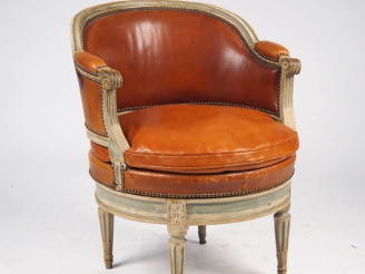 Vente aux enchères Fauteuil de bureau gondole de style Louis XVI, en bois laqué blanc et 