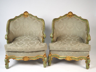 Vente aux enchères Paire de bergères gondole de style vénitien en bois laqué vert et doré