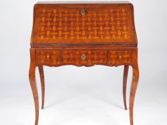 Vente aux enchères Bureau de pente de style Louis XV en marqueterie, ouvrant à un abattan