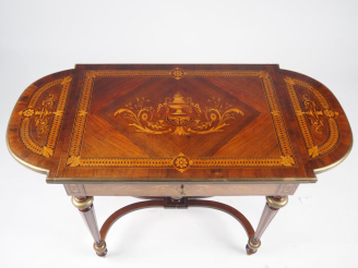 Vente aux enchères Elégante table de salon Napoléon III de style Louis XVI en marqueterie