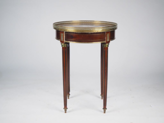 Vente aux enchères Table bouillotte en acajou placage d'acajou, filets de laiton, dessus 