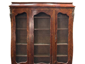 Vente aux enchères Bibliothèque de style Louis XV en marqueterie, ouvrant à trois portes 