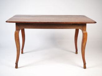 Vente aux enchères Table rustique Louis XV en merisier, pieds galbés. Dim. 73 x 93,5 x 13