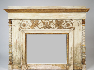 Vente aux enchères Miroir cadre en bois laqué gris, à décor de griffons, montants à colon