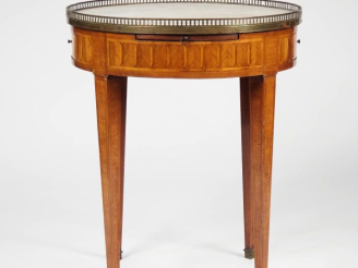 Vente aux enchères Table bouillotte de style Louis XVI en marqueterie, dessus marbre à ga