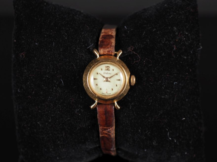 CERTINA Montre bracelet de dame, boitier en or jaune 750.  Cadran rond