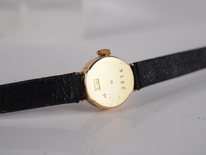 PAX N°2934 Montre bracelet de dame, boitier en or jaune 750.  Cadran r