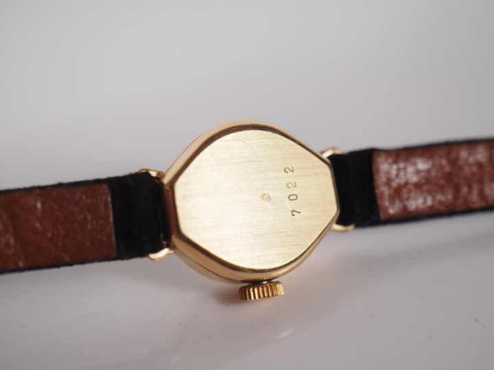 PAX N°7022 Montre bracelet de dame, boitier en or jaune 750.  Cadran o