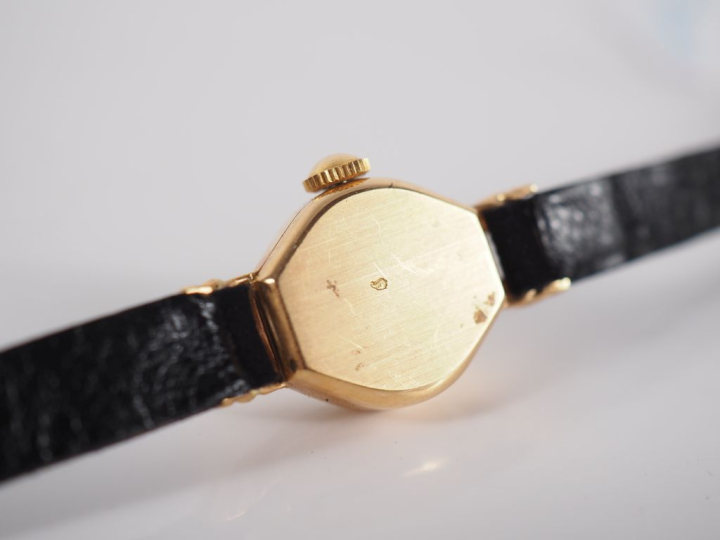 PAX Montre bracelet de dame, boitier en or jaune 750.  Cadran rond à c