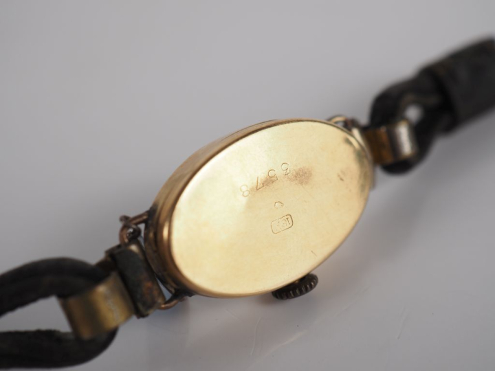Montre bracelet de dame, boitier de forme ovale en or jaune 750.  Cadr