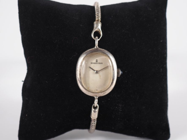 RICHARDS - ZEGER  Montre bracelet de dame, boitier et bracelet en arge