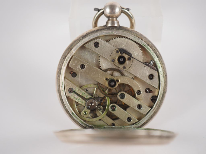Ensemble comprenant :  - une montre de gousset en argent. Cadran à chi