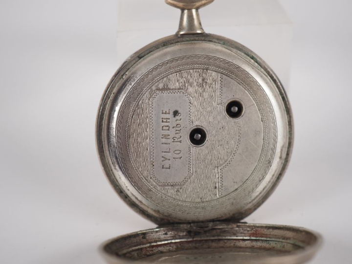 Ensemble comprenant :  - une montre de gousset en argent. Cadran à chi