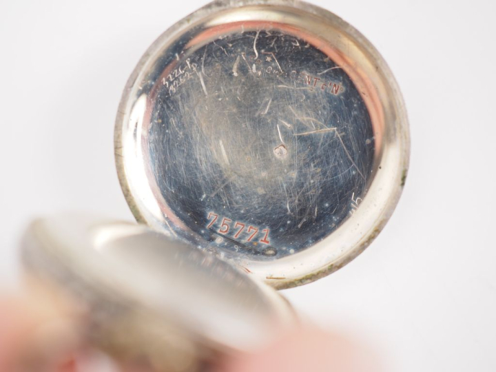 Ensemble comprenant :  - une montre de col en argent.  Cadran à chiffr