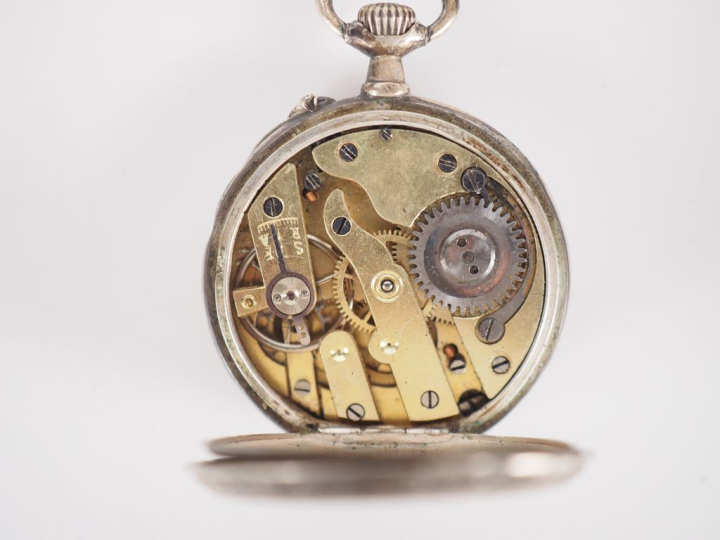 Ensemble comprenant :  - une montre de col en argent.  Cadran à chiffr