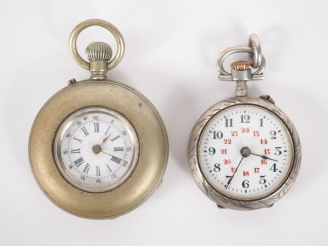 Vente aux enchères Montre de col en argent. Cadran à chiffres arabes et chemin de fer.  L