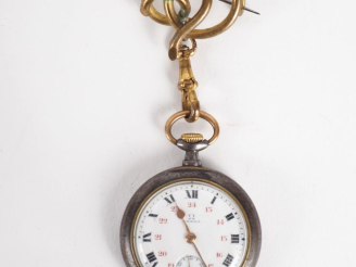 Vente aux enchères OMEGA Montre de col en métal.  Cadran rond à chiffres romains pour les