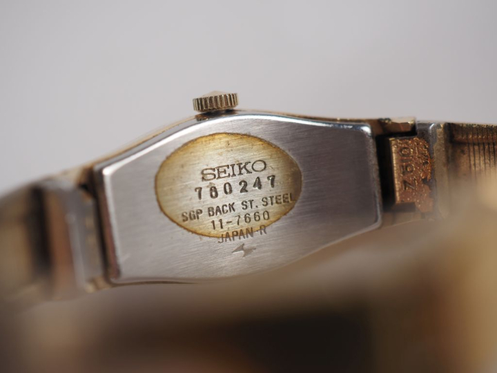 SEIKO Deux différentes montres en acier et métal doré.  Signées.  On y