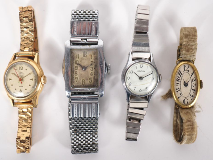 SEIKO Deux différentes montres en acier et métal doré.  Signées.  On y