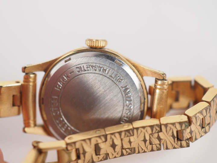 SEIKO Deux différentes montres en acier et métal doré.  Signées.  On y