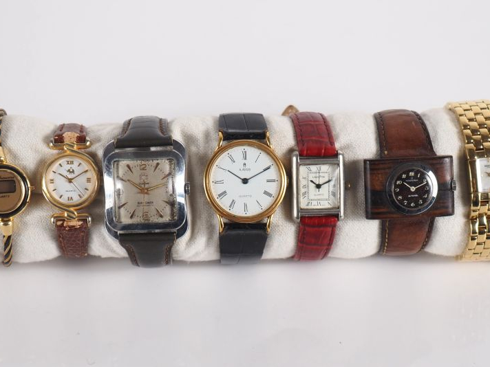 Ensemble comprenant :  - AGATHA, Paris Montre bracelet de dame en méta